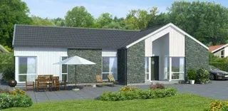 Villa med vit panel och stenfasad